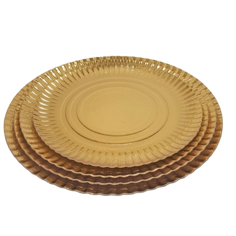Prato decorativo dourado com bordas onduladas e anéis concêntricos, fundo branco.