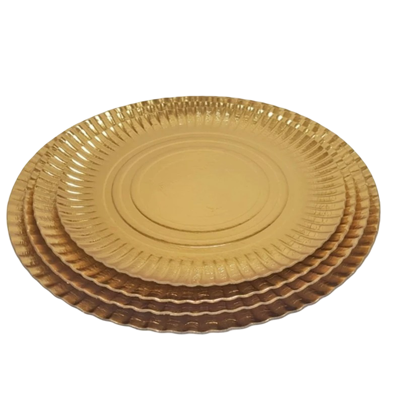 Prato decorativo redondo dourado com bordas onduladas e textura em anéis concêntricos
